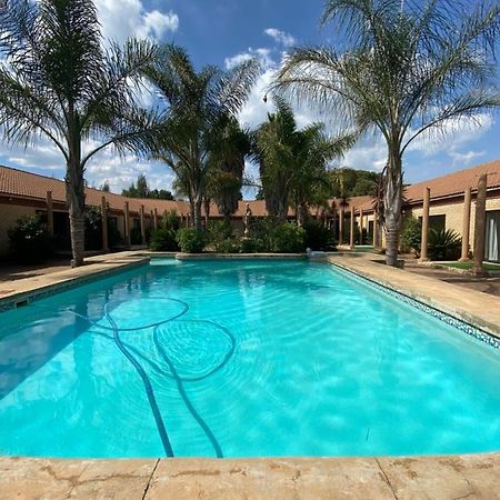 Tamarisk Guest Lodge Бенони Экстерьер фото
